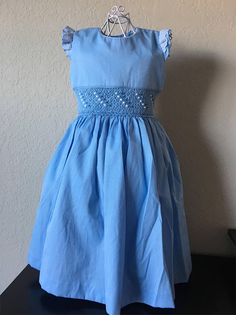 menina vestido azul